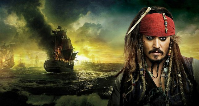 Jack Sparrow e sullo sfondo un oceano di navi da guerra