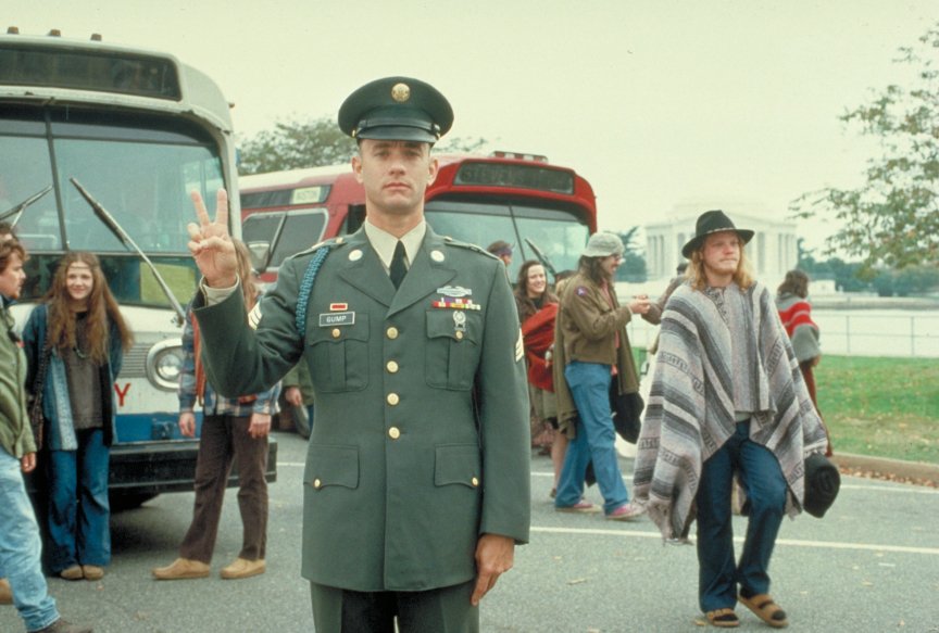 Tom Hanks in una scena del film Forrest Gump