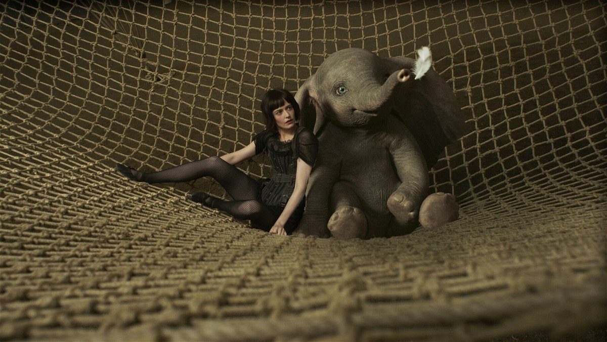 Dumbo e Eva Green in una scena del film