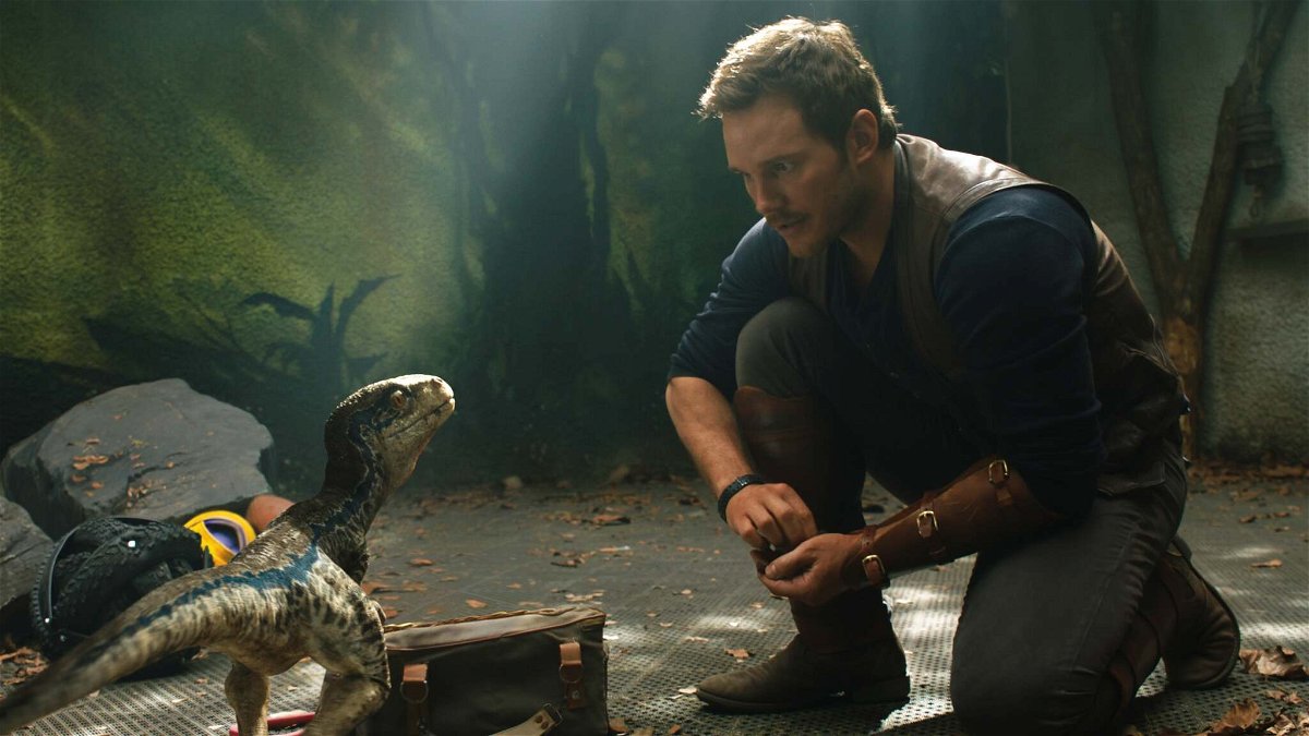 Owen con la piccola Velociraptor Blue in una scena del film