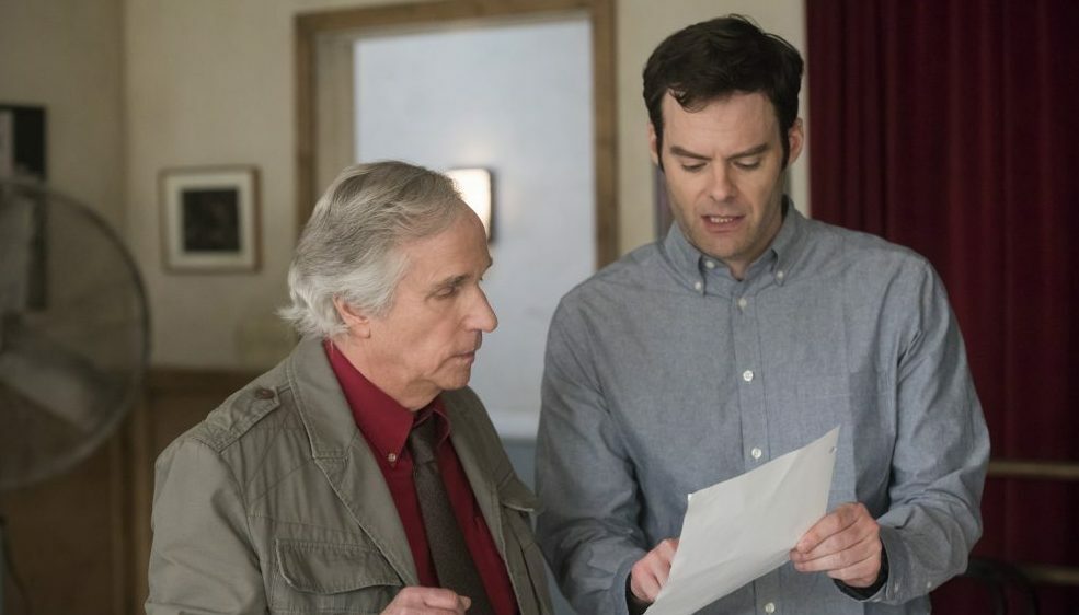 Mezzibusto di Henry Winkler e Bill Hader, su sfondo sfocato dell'interno di una stanza