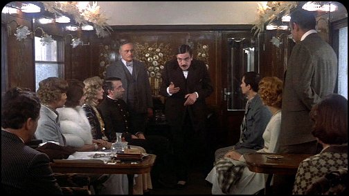 Albert Finney interpreta Poirot e indaga tra i passeggeri sul vagone dell'Orient Express