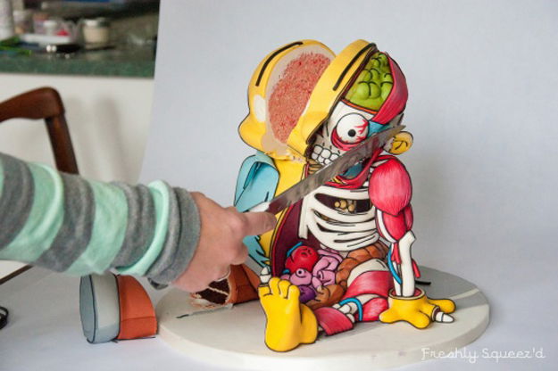 Clicca per vedere l'immagine originale La torta di Ralph Winchester mente viene tagliata