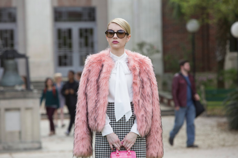 Chanel Oberlin con la pelliccia rosa