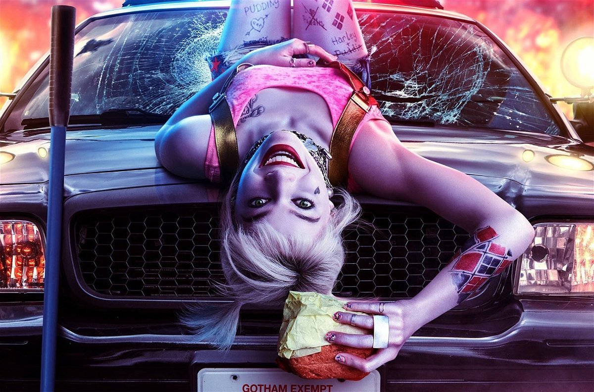 Harley Quinn sul cofano di una auto