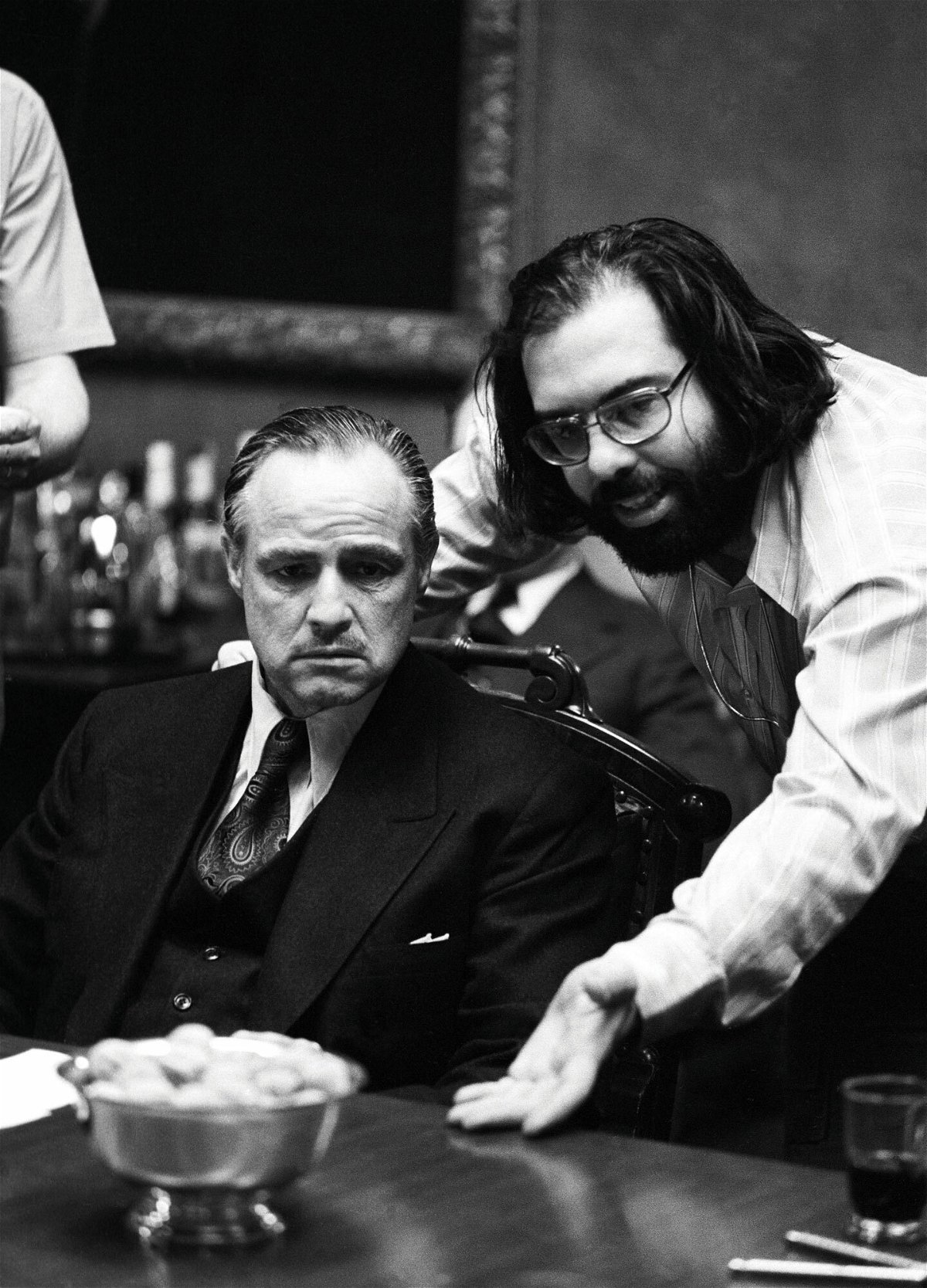Francis Ford Coppola accanto a Marlon Brando sul set de Il padrino