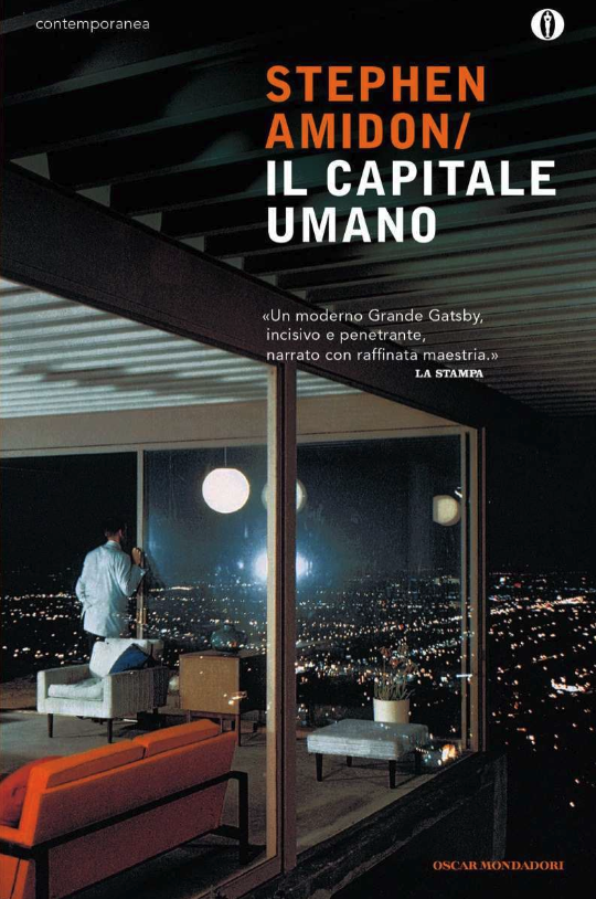 Nella cover de Il capitale umano, un uomo dal suo appartamento guarda la città illuminata di notte