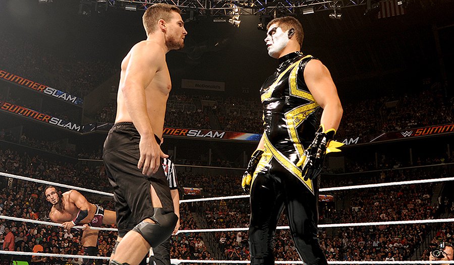 Stephen Amell sul ring contro Stardust