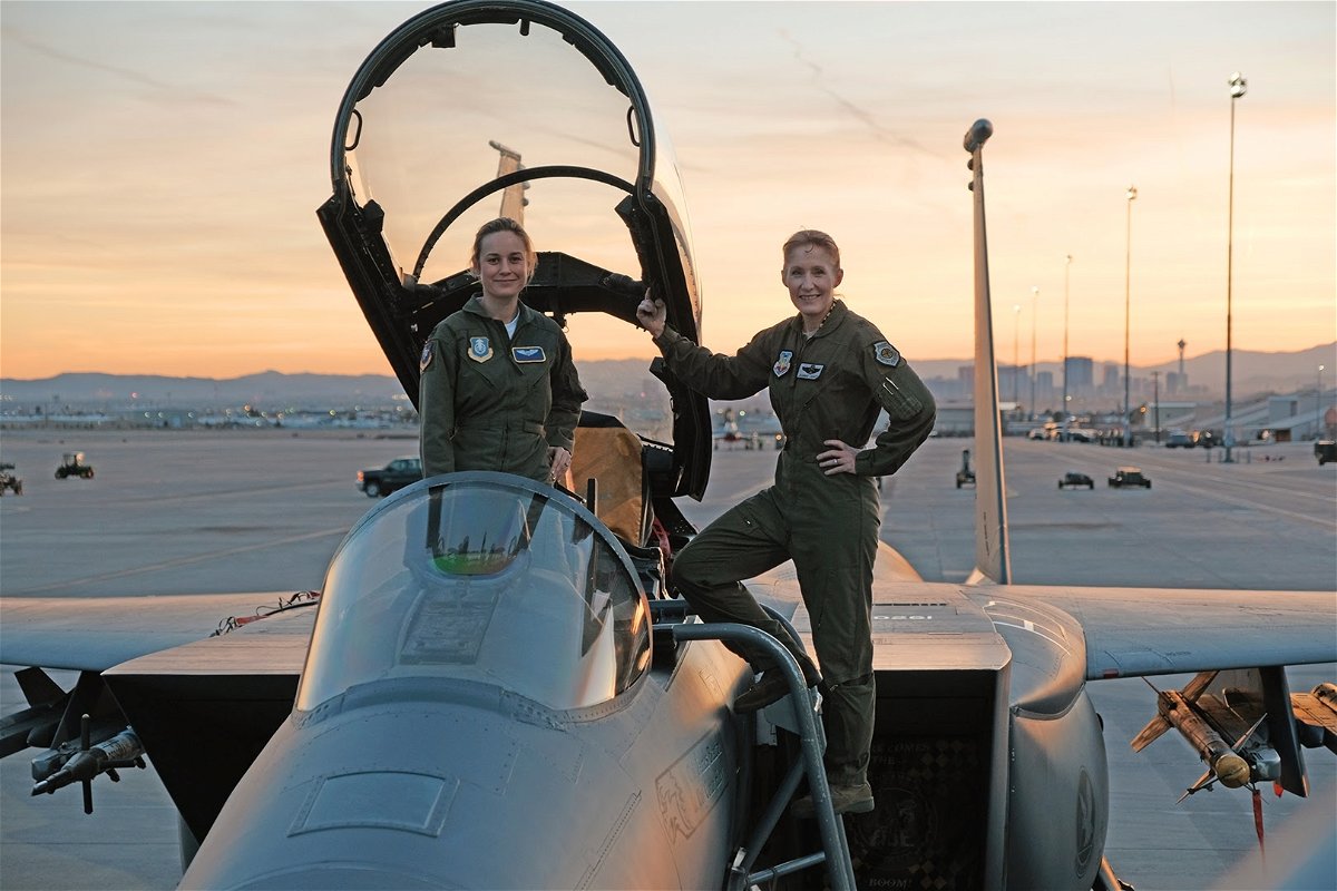 Brie Larson con Jeannie Leavitt alla base dell'aeronautica USA in Nevada