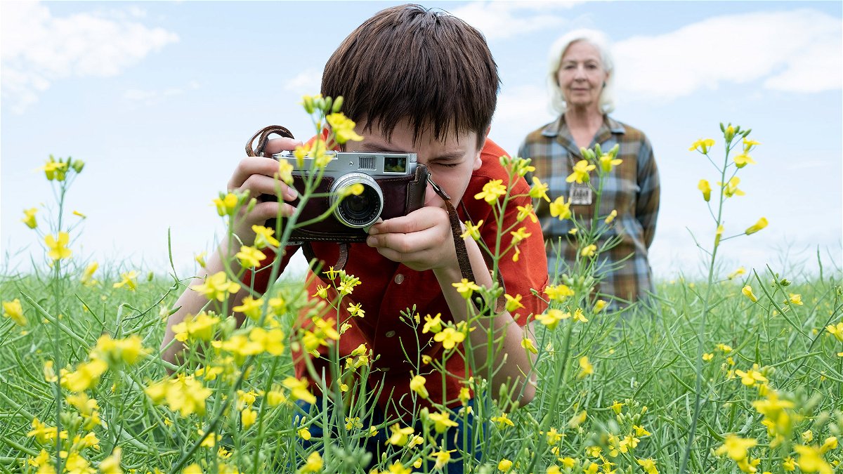 Oscar fotografa i fiori gialli insieme alla nonna
