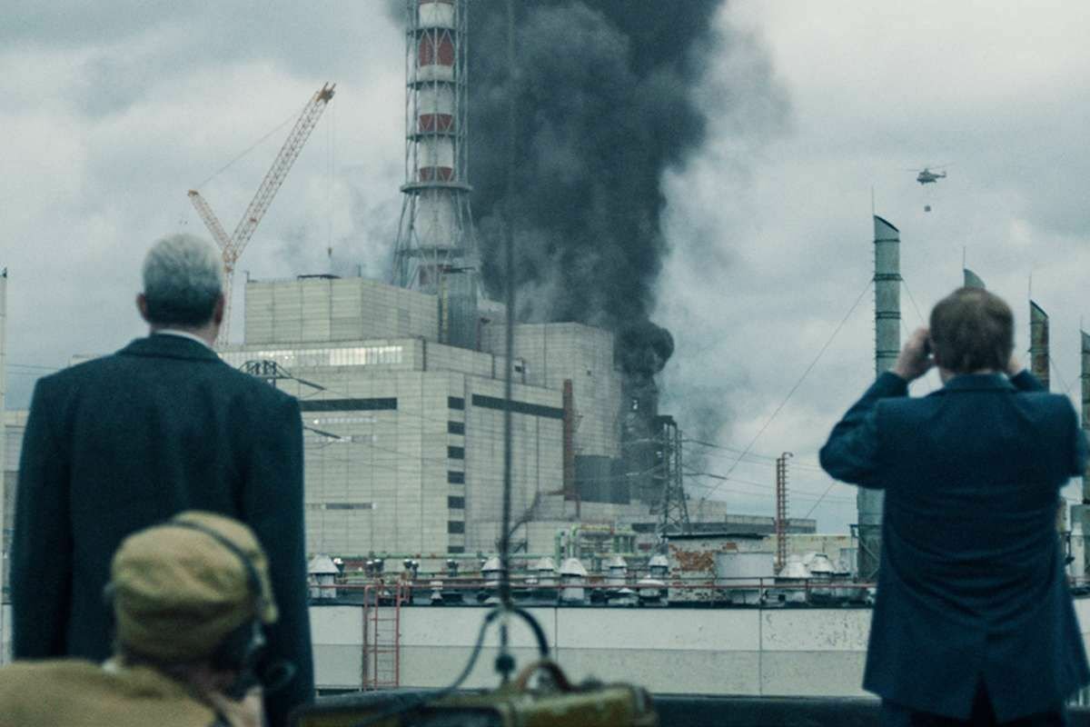 Una foto di Stellan Skarsgård e Jared Harris di spalle mentre la centrale esplode in una scena della serie TV Chernobyl