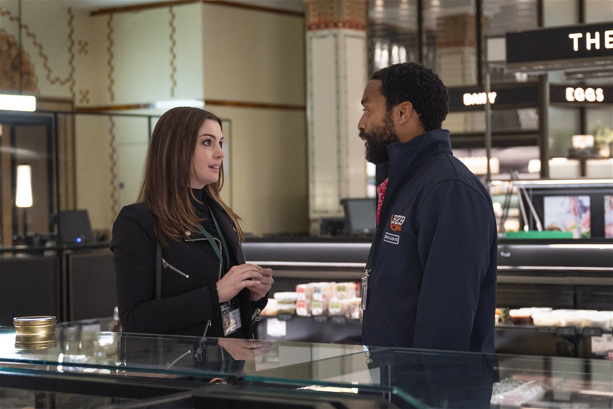 Anne Hathaway e Chiwetel Ejiofor in Locked Down