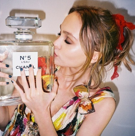 Lily-Rose Depp bacia il profumo Chanel n.5