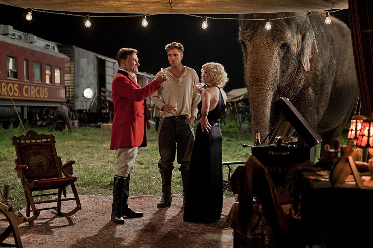 Una scena di Come l'acqua per gli elefanti con Pattinson, Waltz e Witherspoon