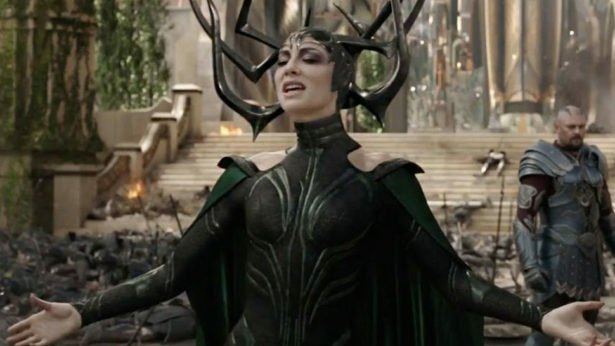 Cate Blanchett nei panni di Hela in una scena di Thor: Ragnarok