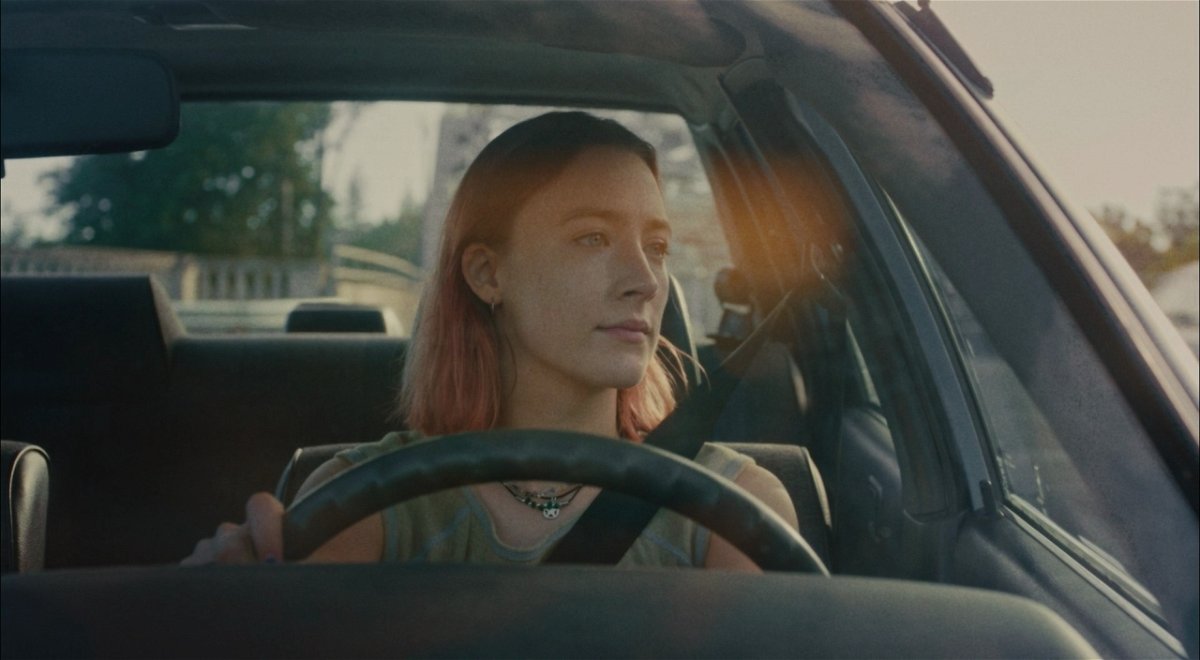 Lady Bird, in macchina, guida da sola per le strade di Sacramento