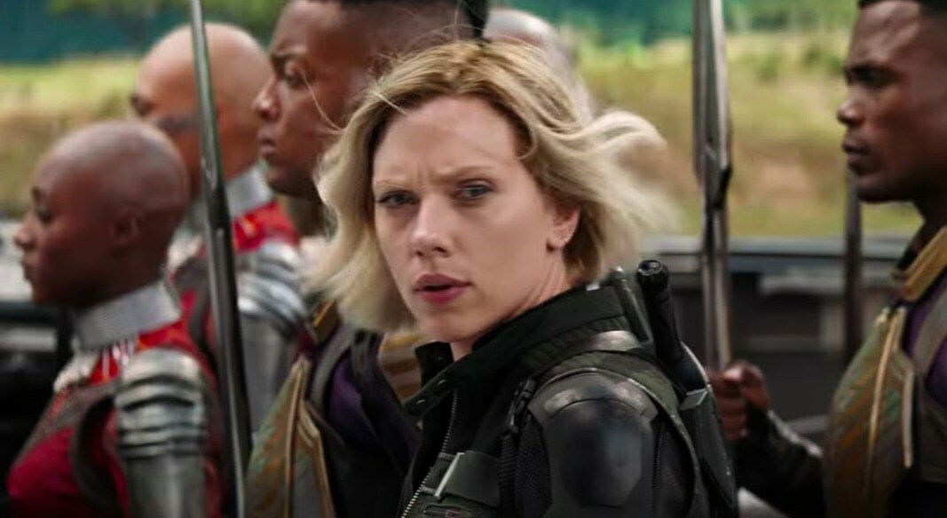 Clicca per vedere l'immagine originale Lo sguardo preoccupato della Vedova Nera nello spot di Infinity War