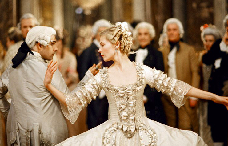 Marie Antoinette vestita da sposa in fase di danza