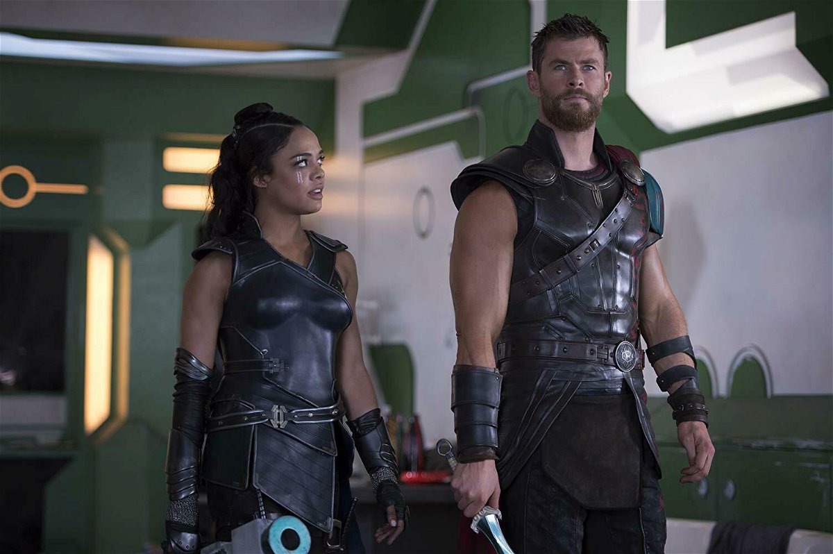 Tessa Thompson e Chris Hemsworth in Thor: Ragnarok