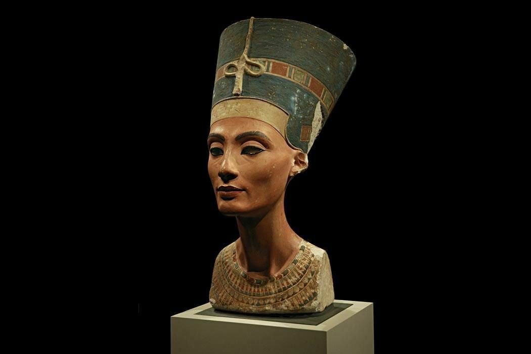 Una scultura della regina Nefertiti