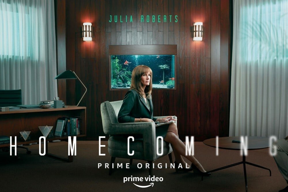 Julia Roberts seduta al centro di una stanza con aria confusa