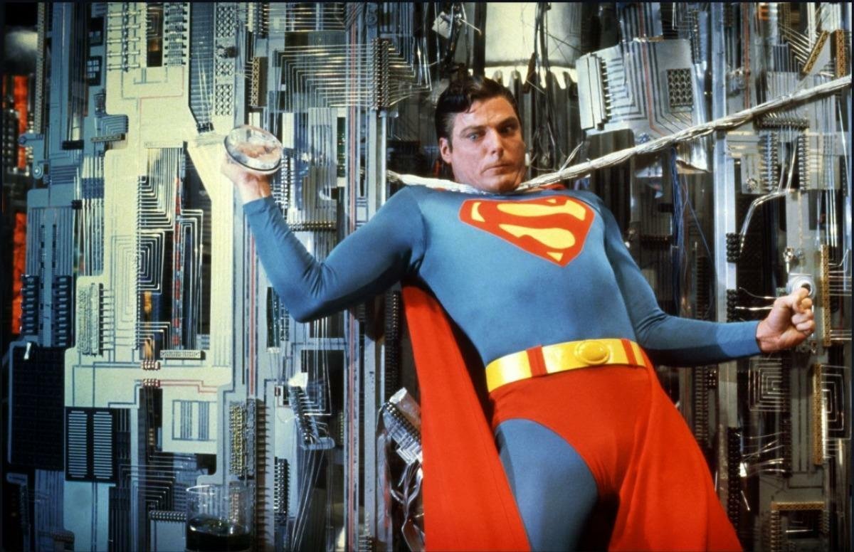 Christopher Reeve nei panni di Superman, imprigionato da uno spesso cavo d'acciaio.