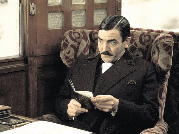 Albert Finney nel ruolo di Hercule Poirot in Assassinio sull'Orient Express