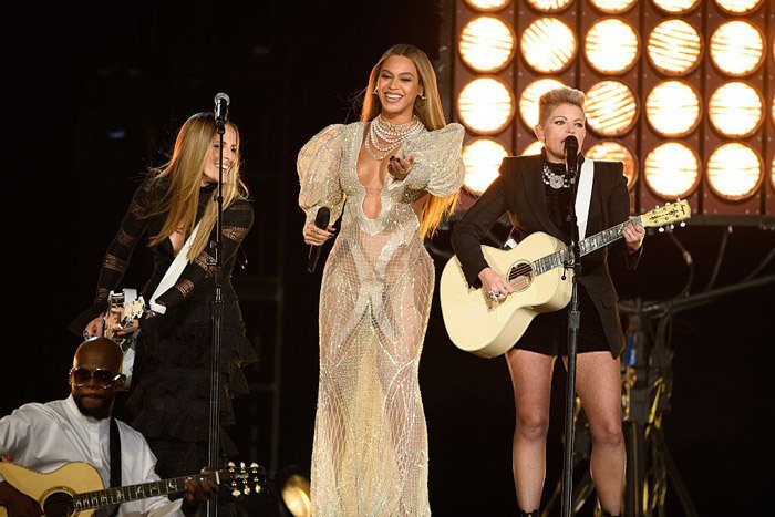 Beyoncé con Dixie Chicks ai CMA Awards 2016