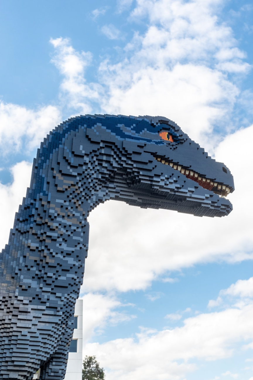Primo piano del profilo del Velociraptor Blue di Jurassic World costruito coi LEGO