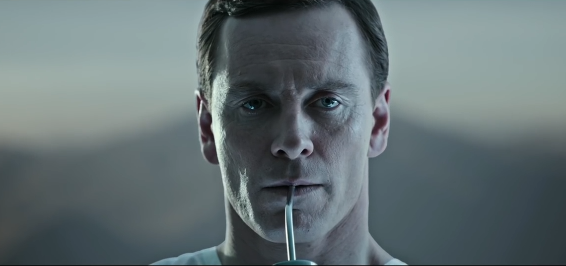 Walter beve una bevanda speciale nel teaser di Alien: Covenant