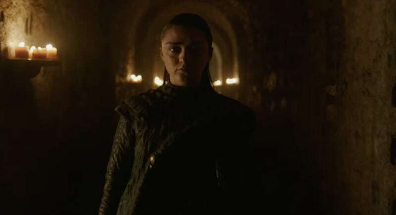 Clicca per vedere l'immagine originale Arya Stark cammina nella cripta di Grande Inverno