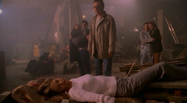 Buffy giace senza vita davanti ai suoi amici