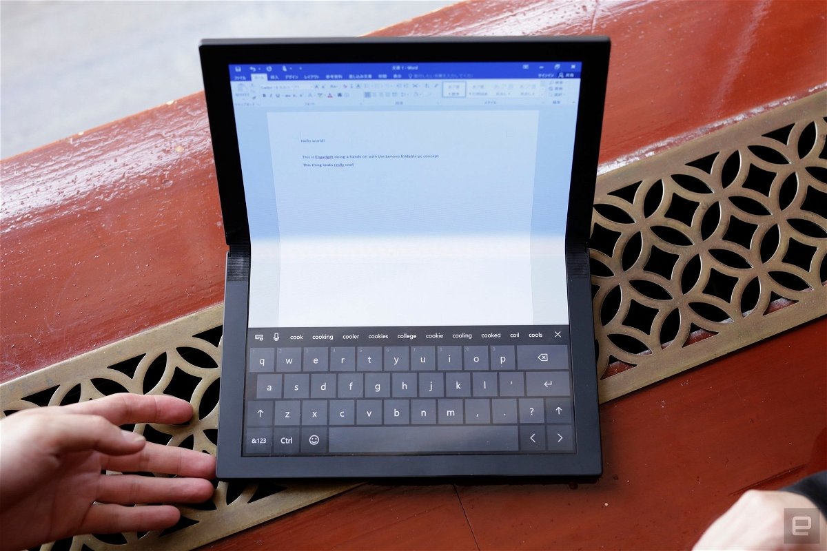 Foto del pieghevole di Lenovo in Laptop Mode