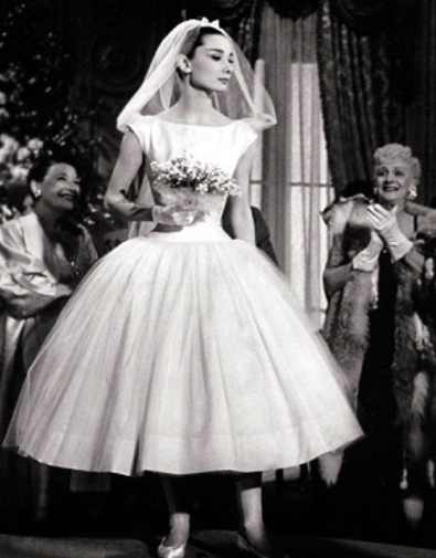 Audrey Hepburn in abito da sposa nel film Cenerentola a Parigi
