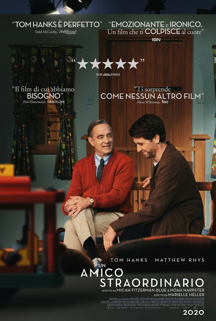 Poster italiano di Un Amico Straordinario, con Tom Hanks nei panni di Fred Rogers seduto
