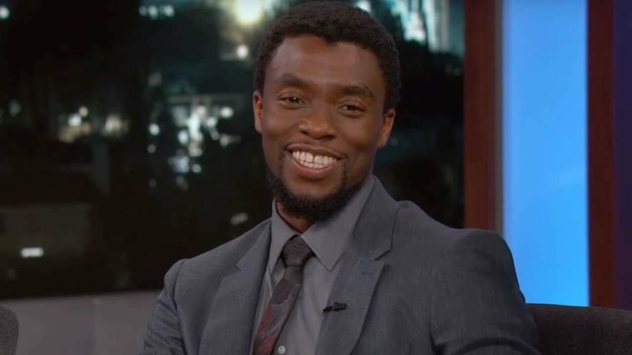 Clicca per vedere l'immagine originale Chadwick Boseman sfinito dopo l'intervista di Jimmy Kimmel