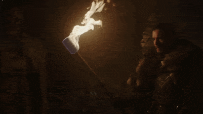 Clicca per vedere l'immagine originale GIF di Jon Snow che guarda la statua del padre nella Cripta di Grande Inverno