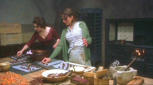 Una immagine tratta dal film Chocolat con Juliette Binoche e Lena Olin, esempio di amicizia femminile 