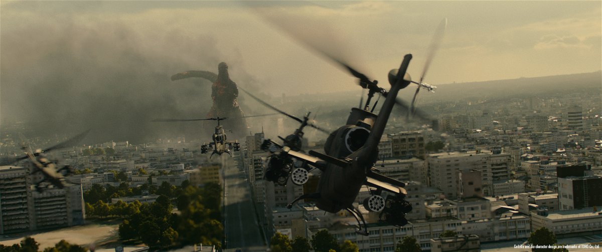 Gli elicotteri in formazione fronteggiano Shin Godzilla