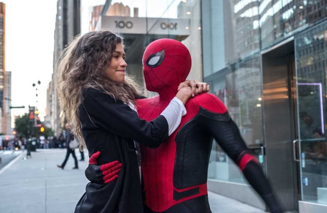 MJ e Spider-Man in una scena di Spider-Man: Far From Home