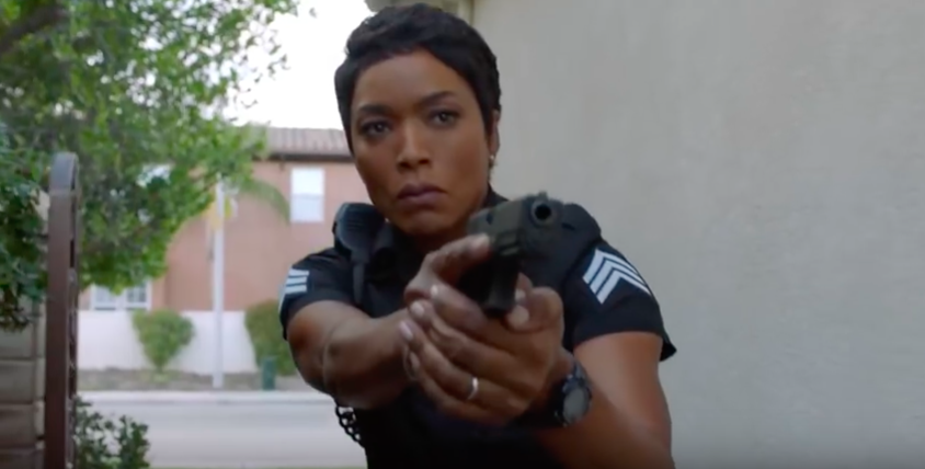 Clicca per vedere l'immagine originale Angela Bassett con la pistola in una scena di 9-1-1