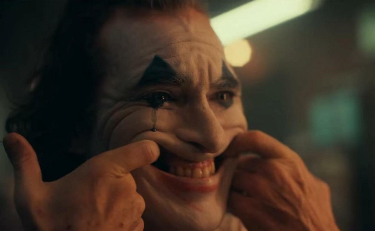 Un primo piano di Joaquin Phoenix nel film Joker