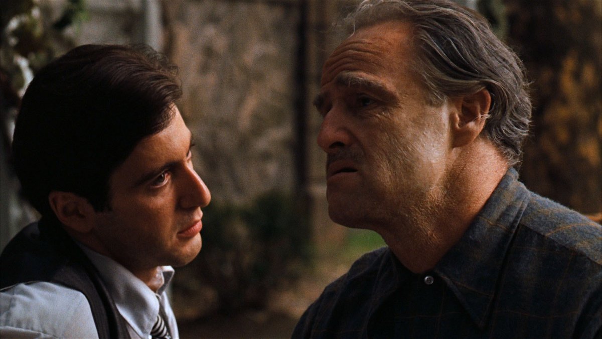Marlon Brando accanto ad Al Pacino in una scena de Il padrino
