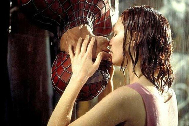 Kirsten Dunst bacia Tobey Maguire in Spider-Man