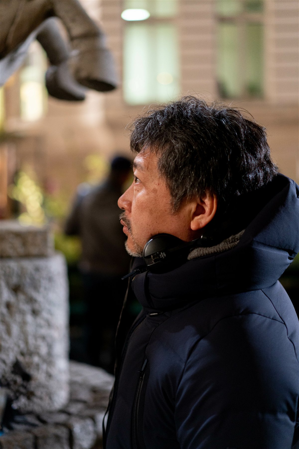 Il regista Hirokazu Kore-eda sul set
