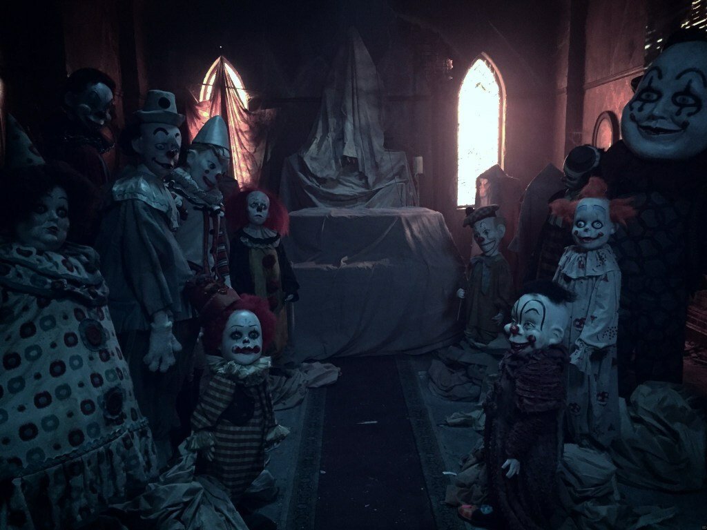 Il Pennywise di Tim Curry in una stanza piena di bambole dalle fattezze clownesche