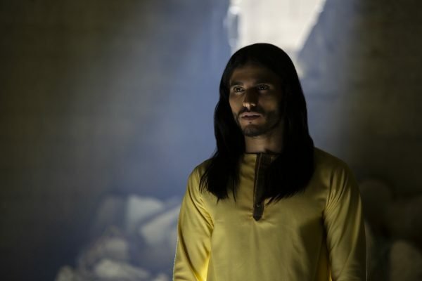 Mezza figura di Mehdi Dehbi (il messia) in una scena della prima stagione