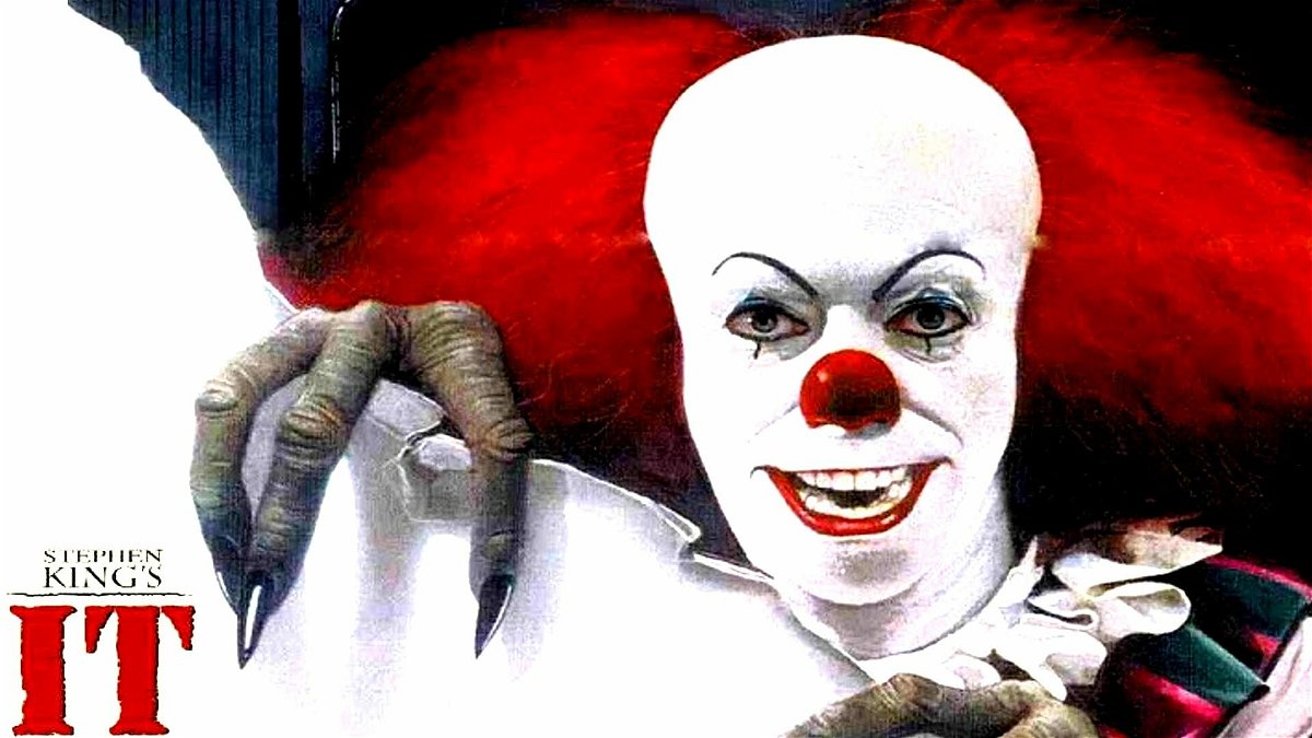 Il clown Pennywise è interpretato da Tim Curry