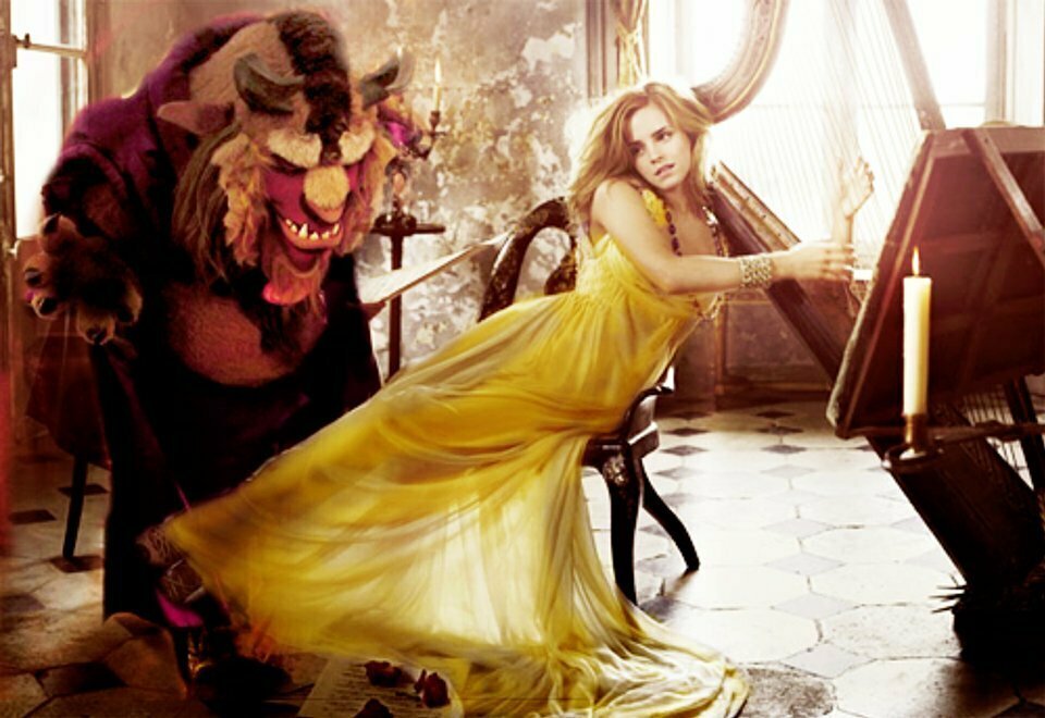Una scena del teaser trailer de La Bella e La Bestia, con Emma Watson che suona l'arpa