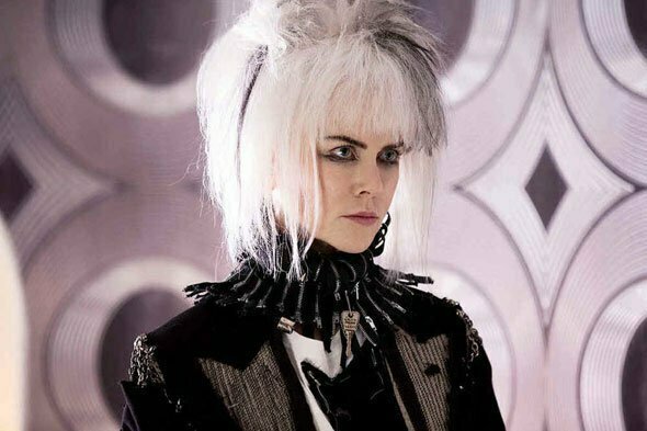 Nicole Kidman sfoggia un look da vera punk con capelli bianchi cotonati e chiodo nero in How to Talk to Girls at Parties